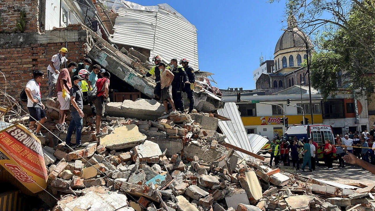 Rescatistas y voluntarios trabajando entre los escombros después del terremoto en Colombia